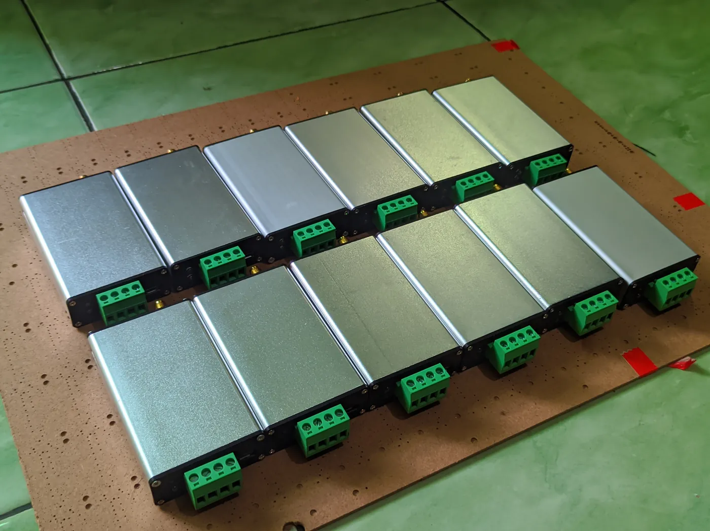 Belasan unit dalam casing aluminium