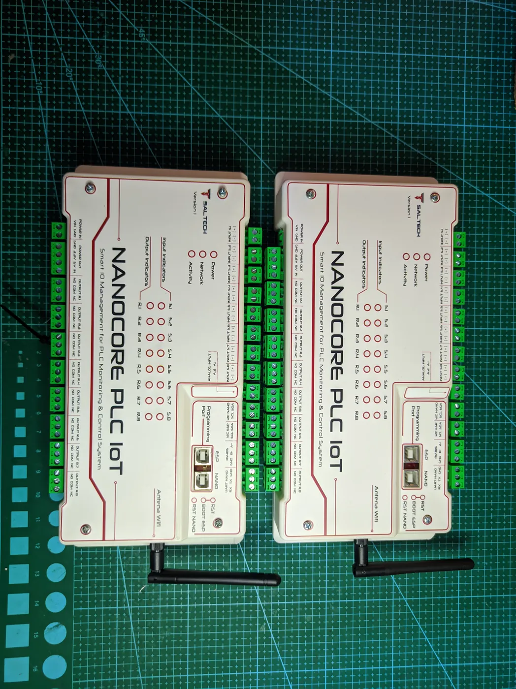 Dua unit PLC IoT dalam casing