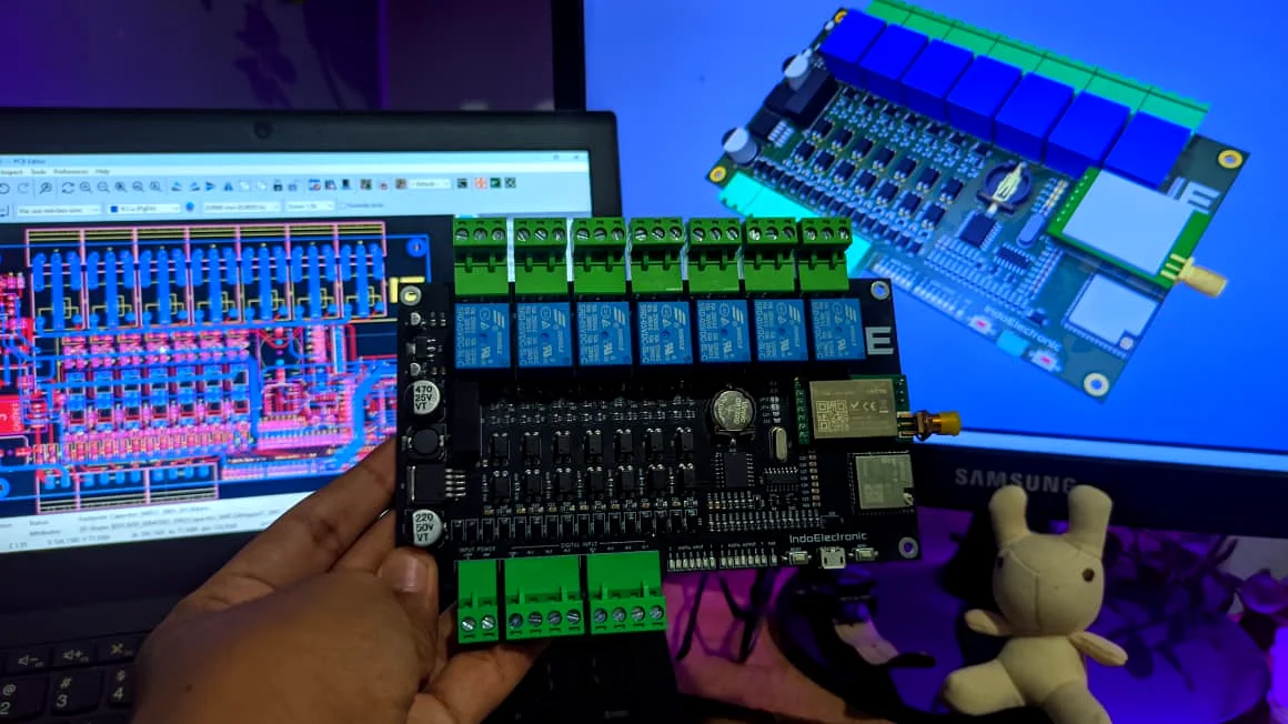 Board PCB hasil produksi dipegang di depan desain dan render 3D-nya