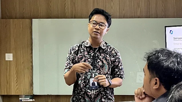 Syarif membimbing murid desain PCB