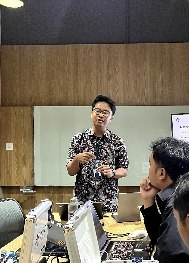 Syarif sedang mengajar desain PCB